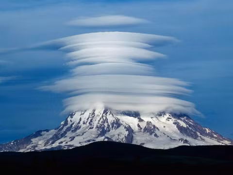 Những đám mây giống như hàng chục chiếc đĩa xếp chồng lên nhau ở phía trên đỉnh núi Rainier, bang Washington, Mỹ.