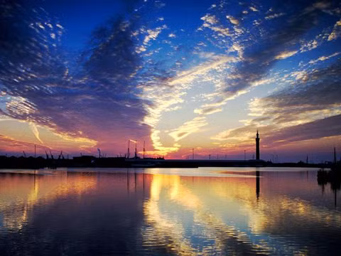 Cảnh hoàng hôn tại thành phố Grimsby, hạt Lincolnshire, Anh.