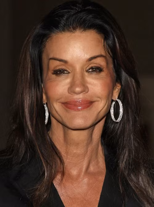 Đã bị cả tuổi già và botox tàn phá. Đã bị cả tuổi già và botox tàn phá.
