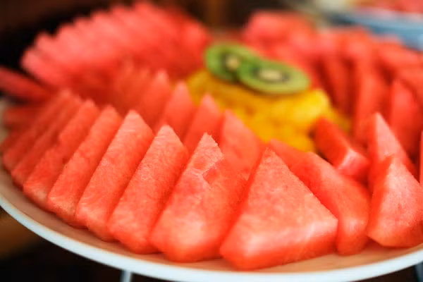 Ngoài ra, dưa hấu còn cung cấp rất nhiều dưỡng chất như vitamin B ngừa mụn, vitamin C chống lão hóa và vitamin PP làm giảm stress. Do vậy, bạn có thể ăn dưa hấu trong ngày mà không lo thiếu chất dinh dưỡng. Nhưng đừng quá làm dụng nhé. Ngoài ra, dưa hấu còn cung cấp rất nhiều dưỡng chất như vitamin B ngừa mụn, vitamin C chống lão hóa và vitamin PP làm giảm stress. Do vậy, bạn có thể ăn dưa hấu trong ngày mà không lo thiếu chất dinh dưỡng. Nhưng đừng quá làm dụng nhé.