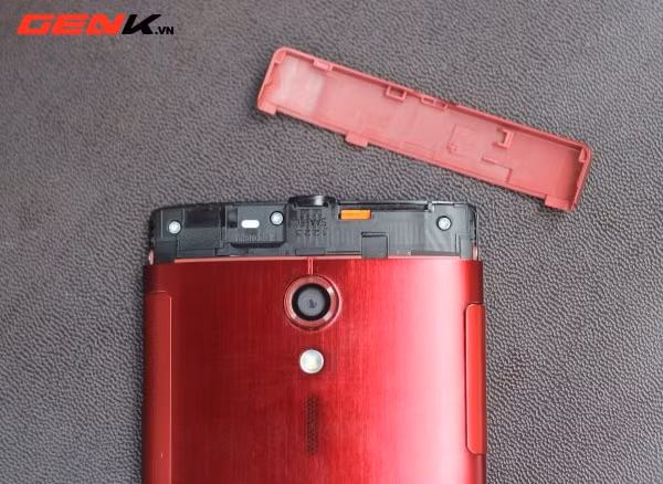 Nơi cắm thẻ Micro SD và SIM.