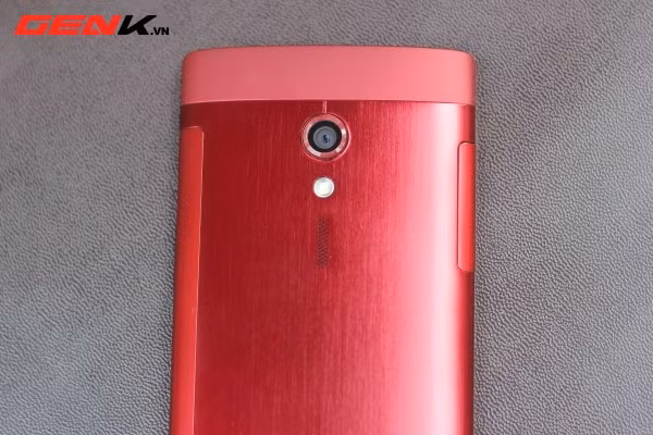 Mặt sau gồm cụm camera, đèn flash và loa ngoài xếp thẳng hàng.