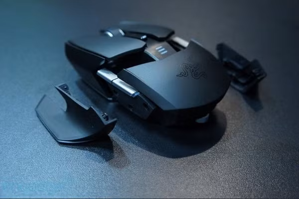 Nhìn Razer Ouroboros, hẳn những người ưa màu đen và sự cá tính sẽ cảm thấy thích thú, và thậm chí có thể có chút liên tưởng kỳ lạ tới hình ảnh của một chiếc phi thuyền không gian, hoặc cũng có thể là anh hùng Batman trong bộ cánh đen và chiếc mặt nạ rất “ngầu”. Nhìn Razer Ouroboros, hẳn những người ưa màu đen và sự cá tính sẽ cảm thấy thích thú, và thậm chí có thể có chút liên tưởng kỳ lạ tới hình ảnh của một chiếc phi thuyền không gian, hoặc cũng có thể là anh hùng Batman trong bộ cánh đen và chiếc mặt nạ rất “ngầu”.