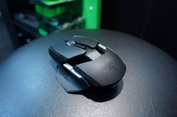 Điều đầu tiên, hẳn các bạn cũng đã biết, đó là Razer Ouroboros có thể dùng bằng cả tay trái và tay phải. Không chỉ là dùng bình thường, mà còn là dùng một cách thoải mái và vừa vặn. Đó là điều mà rất nhiều game thủ thuận tay trái mong mỏi ở bất kỳ một sản phẩm chuột chơi game nào. Nhưng đừng quên rằng để có được tính năng đó, người chơi sẽ phải điều chỉnh một chút miếng “vây” hai bên thân chuột cho phù hợp với tay cầm của mình. Điều đầu tiên, hẳn các bạn cũng đã biết, đó là Razer Ouroboros có thể dùng bằng cả tay trái và tay phải. Không chỉ là dùng bình thường, mà còn là dùng một cách thoải mái và vừa vặn. Đó là điều mà rất nhiều game thủ thuận tay trái mong mỏi ở bất kỳ một sản phẩm chuột chơi game nào. Nhưng đừng quên rằng để có được tính năng đó, người chơi sẽ phải điều chỉnh một chút miếng “vây” hai bên thân chuột cho phù hợp với tay cầm của mình.