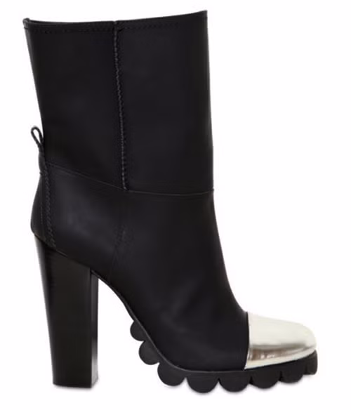 2. Đôi bốt ankle hiệu Pollini by Nicholas Kirkwood da đen lì, đế cao su cá tính được bán ở mức 757$, ước chừng 16 triệu VND. 2. Đôi bốt ankle hiệu Pollini by Nicholas Kirkwood da đen lì, đế cao su cá tính được bán ở mức 757$, ước chừng 16 triệu VND.