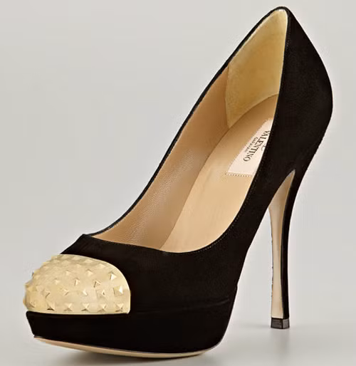 4. Mùa thu 2012, Valentino cũng tung ra mẫu giầy cap-toe với mũi tán đinh lấp lánh hiện đại pha trộn vẻ đẹp sang trọng. Đôi giầy tuyệt đẹp có giá 795$, khoảng gần 17 triệu VND. 4. Mùa thu 2012, Valentino cũng tung ra mẫu giầy cap-toe với mũi tán đinh lấp lánh hiện đại pha trộn vẻ đẹp sang trọng. Đôi giầy tuyệt đẹp có giá 795$, khoảng gần 17 triệu VND.