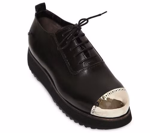 1. Giầy da đen hiệu Costume National với mũi bít cap-toe được trang trí như viền đăng ten mạ vàng rất đẹp mắt, nó được ban với giá 602$ tương đương gần 13 triệu VND. 1. Giầy da đen hiệu Costume National với mũi bít cap-toe được trang trí như viền đăng ten mạ vàng rất đẹp mắt, nó được ban với giá 602$ tương đương gần 13 triệu VND.