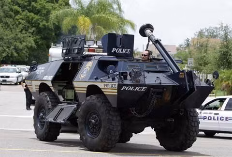 Xe tải bọc sắt: Phương tiện này sẽ được triển khai ở Tampa. Như một phần của ngân sách 50 triệu USD, xe tải bọc sắt là thiết bị hoàn hảo để phá vỡ rào chắn của người biểu tình. Theo cảnh sát Charlotte, thành phố sẽ dùng hơn 146.000 USD cho xe tải mới này, gồm cả loại Chevrolet Tahoes, Ford F-250s và để thuê xe Harley-Davidson cho cảnh sát. Xe tải bọc sắt: Phương tiện này sẽ được triển khai ở Tampa. Như một phần của ngân sách 50 triệu USD, xe tải bọc sắt là thiết bị hoàn hảo để phá vỡ rào chắn của người biểu tình. Theo cảnh sát Charlotte, thành phố sẽ dùng hơn 146.000 USD cho xe tải mới này, gồm cả loại Chevrolet Tahoes, Ford F-250s và để thuê xe Harley-Davidson cho cảnh sát.