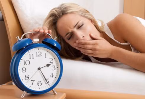 Thiếu giấc ngủ thư giãn: Tỉnh dậy mệt mỏi hoặc khó ngủ thiếp đi là những rối loạn hay gặp ở người bị đau nửa đầu migraine. Các nghiên cứu thấy mối liên quan giữa thiếu giấc ngủ hồi phục sức khỏe với tần suất và mức độ nặng của đau nửa đầu migraine. Việc khó ngủ có thể là sự bắt đầu của một vòng luẩn quẩn. Thiếu ngủ cũng gây đau nửa đầu migraine.