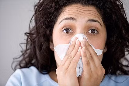 Ngạt mũi hoặc chảy nước mắt: Một số người bị đau nửa đầu migraine có các triệu chứng xoang, ngạt mũi, chảy nước mũi trong, sụp mí mắt hoặc chảy nước mắt. Một nghiên cứu lớn cho thấy trong số những người bị đau đầu do xoang, gần 90% bị đau nửa đầu migraine.