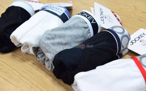 Quần lót nam: Tương tự như ở nữ giới, nam giới cần lựa chọn những chiếc quần có kích cỡ phù hợp và chất liệu tốt. Nguy hiểm hơn, nếu những chiếc quần chip nam bó sát quá sẽ khiến cho lực lượng “tinh binh” của chàng bị tiêu diệt nhiều, ảnh hưởng tới khả năng sinh sản. Quần lót nam: Tương tự như ở nữ giới, nam giới cần lựa chọn những chiếc quần có kích cỡ phù hợp và chất liệu tốt. Nguy hiểm hơn, nếu những chiếc quần chip nam bó sát quá sẽ khiến cho lực lượng “tinh binh” của chàng bị tiêu diệt nhiều, ảnh hưởng tới khả năng sinh sản.