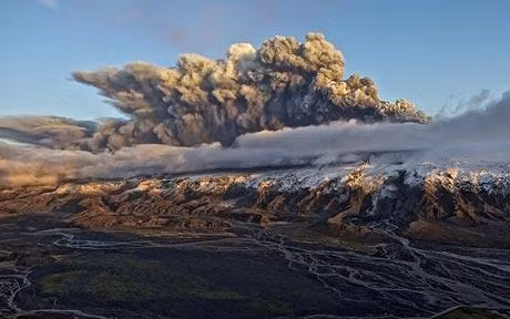 Núi lửa Eyjafjallajokull, thuộc Iceland, đây được coi là một trong những ngọn núi lửa lớn hang đầu ở châu Âu, bởi mỗi lần núi lửa này hoạt động sẽ làm ngưng trệ hoạt động hang không ở châu Âu trên diện rộng. Núi lửa Eyjafjallajokull, thuộc Iceland, đây được coi là một trong những ngọn núi lửa lớn hang đầu ở châu Âu, bởi mỗi lần núi lửa này hoạt động sẽ làm ngưng trệ hoạt động hang không ở châu Âu trên diện rộng.