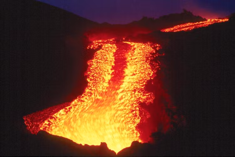 Núi lửa Etna là núi lửa còn hoạt động toạ lạc ở bờ biển khía đông của đảo Sicily, nằm gần 2 thành phố Messina và Catania. Chiều cao của núi lửa này liên tục thay đổi do các đợt phun trào nên các chuyên gia không thể đo chính xác. Núi lửa Etna là núi lửa còn hoạt động toạ lạc ở bờ biển khía đông của đảo Sicily, nằm gần 2 thành phố Messina và Catania. Chiều cao của núi lửa này liên tục thay đổi do các đợt phun trào nên các chuyên gia không thể đo chính xác.