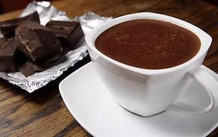Cacao nóng: Thời điểm nên uống: Bữa ăn nhẹ buổi chiều Một nghiên cứu từ Trường đại học Cornell cho rằng cacao nóng (thêm đá nếu bạn không thể uống nóng) có nhiều chất chống ô-xy hóa hơn cà phê, rượu vang hoặc trà xanh. Nó rất tốt cho tim và da của bạn. Cacao nóng: Thời điểm nên uống: Bữa ăn nhẹ buổi chiều Một nghiên cứu từ Trường đại học Cornell cho rằng cacao nóng (thêm đá nếu bạn không thể uống nóng) có nhiều chất chống ô-xy hóa hơn cà phê, rượu vang hoặc trà xanh. Nó rất tốt cho tim và da của bạn.