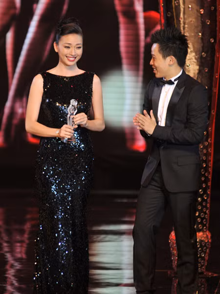 Ngô Thanh Vân giành giải "nữ hoàng đêm tiệc" nhờ bộ đầm đen đơn giản nhưng rất gợi tình này. Ngô Thanh Vân giành giải "nữ hoàng đêm tiệc" nhờ bộ đầm đen đơn giản nhưng rất gợi tình này.