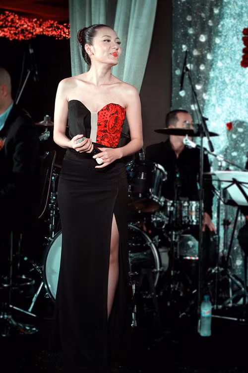 Phương Linh cực kỳ thu hút với bộ đầm nhấn nhá màu đỏ tinh tế trên nền đen chủ đạo. Phương Linh cực kỳ thu hút với bộ đầm nhấn nhá màu đỏ tinh tế trên nền đen chủ đạo.