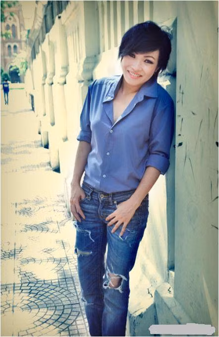 Tóc ngắn, áo sơ mi và quần jeans rách đã làm nên một cá tính không thể trộn lẫn của Phương Thanh. Tóc ngắn, áo sơ mi và quần jeans rách đã làm nên một cá tính không thể trộn lẫn của Phương Thanh.