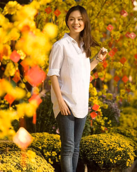 Tuyết Ngọc giản dị giữa đời thường với quần jeans, áo trắng. Tuyết Ngọc giản dị giữa đời thường với quần jeans, áo trắng.