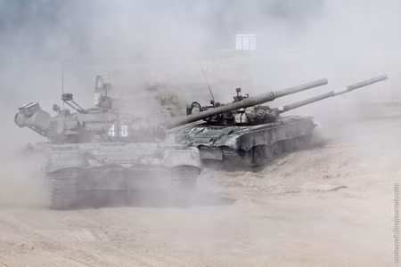 Những chiếc T-80 quần thảo trên bãi tập. Những chiếc T-80 quần thảo trên bãi tập.