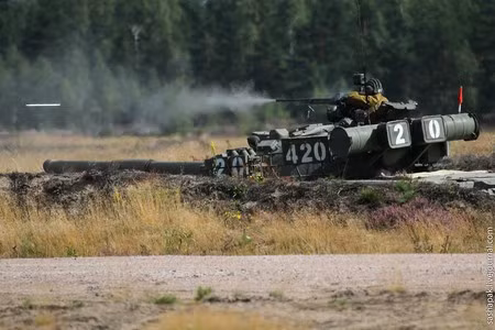 T-80 nằm trong công sự và nhả đạn súng máy về phía mục tiêu. T-80 nằm trong công sự và nhả đạn súng máy về phía mục tiêu.