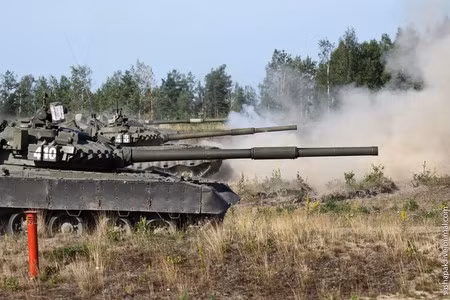 Đội hình 3 xe tăng T-80 dàn hàng ngang và nã đạn về phía mục tiêu giả. Đội hình 3 xe tăng T-80 dàn hàng ngang và nã đạn về phía mục tiêu giả.