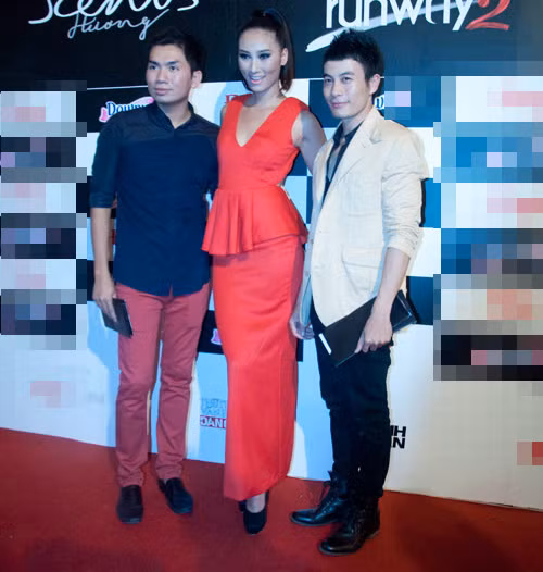 Huyền Trang diện chiếc đầm cut-out màu đỏ sang trọng, bên phải là nhà thiết kế Trương Thành Long. Huyền Trang diện chiếc đầm cut-out màu đỏ sang trọng, bên phải là nhà thiết kế Trương Thành Long.