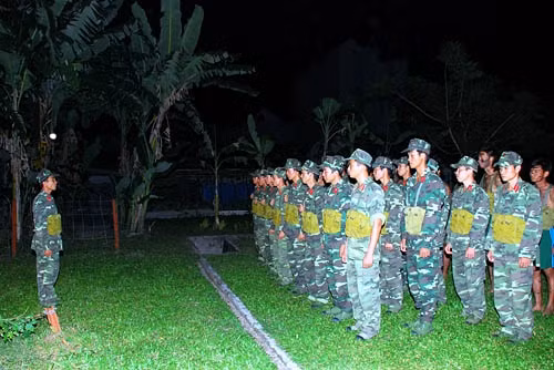Quán triệt nhiệm vụ trước buổi huấn luyện đêm Quán triệt nhiệm vụ trước buổi huấn luyện đêm