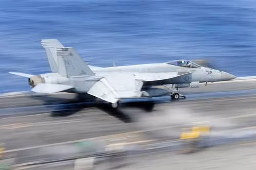 Phóng máy bay tiêm kích F/A-18 trên tàu sân bay USS George Washington.