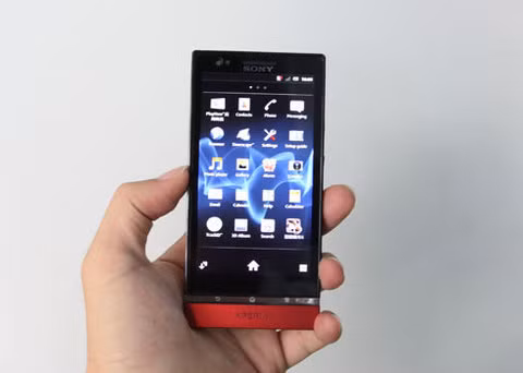 Sony Xperia P: Xperia P sở hữu màn hình qHD rộng 4 inch, độ phân giải 540 x 960 pixel, sử dụng công nghệ WhiteMagic, cho khả năng hiển thị tốt hơn dưới ánh nắng trực tiếp. Thiết bị có camera 8 megapixel, quay phim full HD 1080p và được trang bị bộ xử lý hai nhân NovaThor U8500. Xperia P sở hữu bộ khung nhôm nguyên khối. Một trong những tính năng được chú ý của P là NFC. Thiết bị này có 3 phiên bản màu sắc và chạy hệ điều hành Android 2.3. Sản phẩm được bán với giá 9 triệu đồng. Sony Xperia P: Xperia P sở hữu màn hình qHD rộng 4 inch, độ phân giải 540 x 960 pixel, sử dụng công nghệ WhiteMagic, cho khả năng hiển thị tốt hơn dưới ánh nắng trực tiếp. Thiết bị có camera 8 megapixel, quay phim full HD 1080p và được trang bị bộ xử lý hai nhân NovaThor U8500. Xperia P sở hữu bộ khung nhôm nguyên khối. Một trong những tính năng được chú ý của P là NFC. Thiết bị này có 3 phiên bản màu sắc và chạy hệ điều hành Android 2.3. Sản phẩm được bán với giá 9 triệu đồng.
