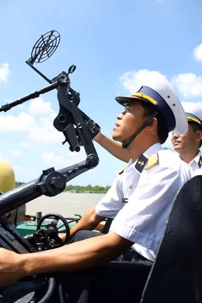 Căng tầm mắt, nắm chắc mọi hoạt động trên vùng trời, vùng biển được phân công quản lý. Căng tầm mắt, nắm chắc mọi hoạt động trên vùng trời, vùng biển được phân công quản lý.