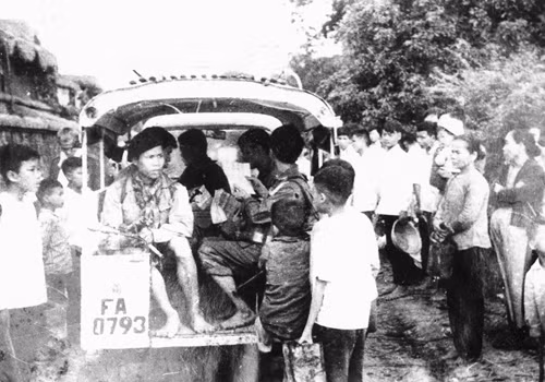 Tự vệ Thành phố Huế sử dụng xe thu hồi của địch chở vũ khí, tài liệu về căn cứ trong cuộc Tổng tấn công nổi dậy Tết Mậu Thân, năm 1968. Tự vệ Thành phố Huế sử dụng xe thu hồi của địch chở vũ khí, tài liệu về căn cứ trong cuộc Tổng tấn công nổi dậy Tết Mậu Thân, năm 1968.