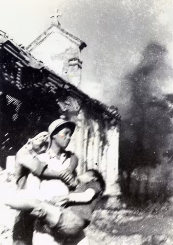 Chiến sỹ công an Trần Văn Qúy, cứu hai em bé trong trận máy bay Mỹ đánh phá Nghệ An, thăng 5/1968. Chiến sỹ công an Trần Văn Qúy, cứu hai em bé trong trận máy bay Mỹ đánh phá Nghệ An, thăng 5/1968.