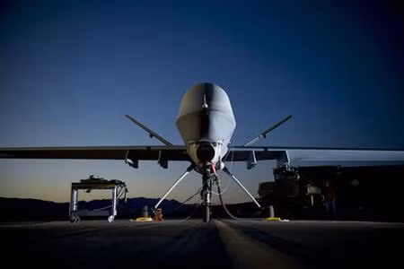 Đây là chiếc UAV lớn nhất, dài gần bằng chiếc máy bay 737. Bên cạnh đó là chiếc UAV nhỏ nhất, được thiết kế tinh vi giống như một chiếc xe có thể thu nhỏ đựng trong ba lô.