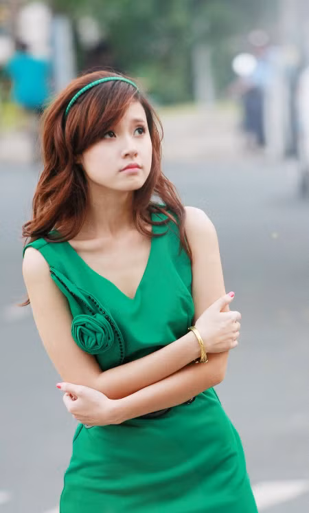 Midu "ngây thơ" trong bộ đồ màu xanh và phụ kiện cũng màu xanh. Midu "ngây thơ" trong bộ đồ màu xanh và phụ kiện cũng màu xanh.