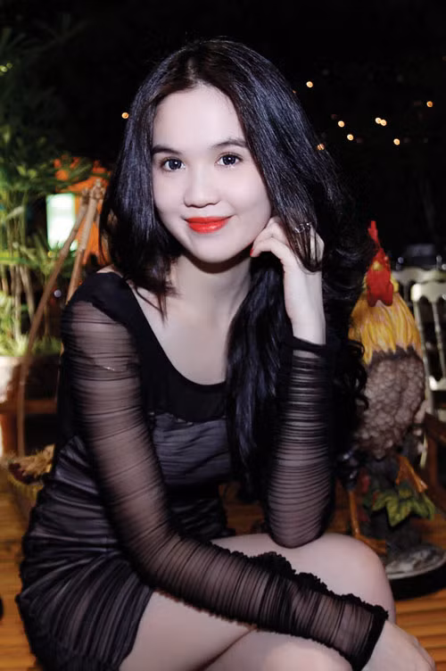 Ngọc Trinh tươi tắn, mái tóc để thẳng đơn giản.