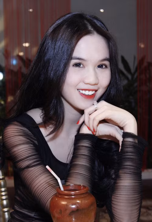 Ngọc Trinh thích thú với chuyến lưu diễn sắp tới, cô có mặt đúng giờ và tỏ ra rất vui vẻ.