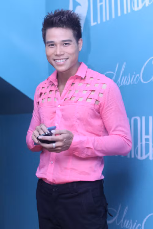 Nhưng sau nhiều hoạt động của anh, nhiều khán giả đã thực sự quay lưng lại với Nam vương điển trai . Nhưng sau nhiều hoạt động của anh, nhiều khán giả đã thực sự quay lưng lại với Nam vương điển trai .