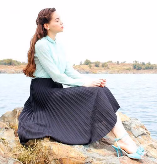 Bộ váy maxi lãng mạn này được Hồ Ngọc Hà kết hợp với chiếc áo màu xanh ngọc và cô chọn đôi xăng đan buộc dây rất ngọt ngào. Bộ váy maxi lãng mạn này được Hồ Ngọc Hà kết hợp với chiếc áo màu xanh ngọc và cô chọn đôi xăng đan buộc dây rất ngọt ngào.
