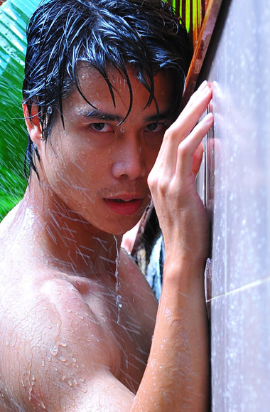 Tiến Đoàn tắm mưa.