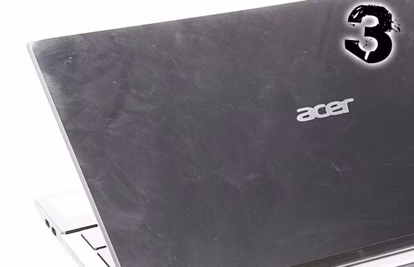 Dễ in dấu vân tay: Một nhược điểm của máy tính bảng, laptop hay điện thoại đó là rất dễ dấu vân tay trên lớp vỏ hay màn hình trong quá trình sử dụng. Thiết kế lớp vỏ với chất liệu nhựa bóng chính là nguyên nhân chủ yếu dẫn đến điều này. Xu hướng thiết kế bề mặt kim loại có vẻ như tốt hơn nhưng vẫn chưa phải là tối ưu lắm bởi chúng lại làm cho trọng lượng của thiết bị tăng lên.