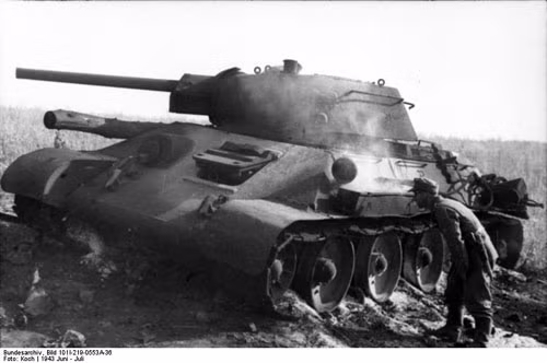Sử dụng động cơ diezel 12 xi-lanh mẫu V-2, những chiếc T-34 có khả năng hoạt động khá linh hoạt, trong khi độ bền của động cơ vượt trội hơn hẳn so với những loại xe tăng Liên Xô sử dụng thời bấy giờ. Ngoài ra, thiết kế làm mát bằng nước cho phép tăng tính hiệu quả của T-34 trong tác chiến, cũng như tăng độ ổn định của động cơ.