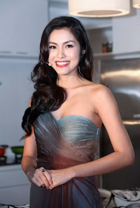 Tăng Thanh Hà có lẽ quá may mắn khi được trời phú cho nhan sắc, thân hình cao ráo và cặp tuyết lê đẹp vừa vặn.