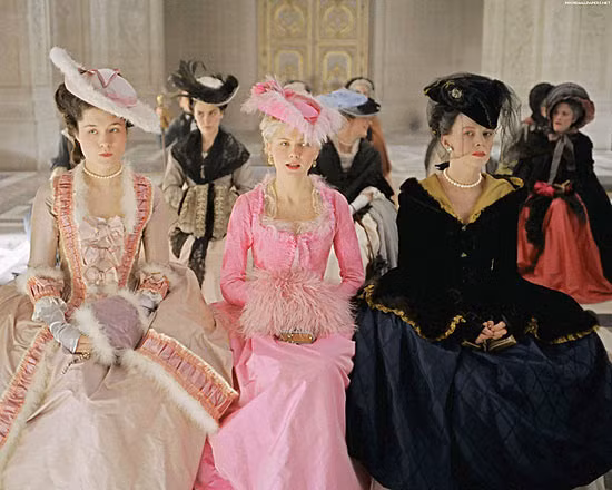 Những chiếc váy hồng phấn trong phim "Marie Antoinette".