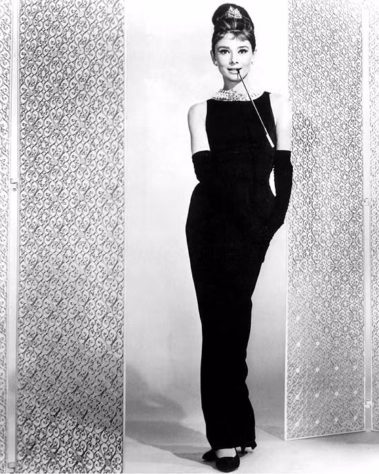Chiếc váy đen huyền thoại trong phim "Breakfast at Tiffany’s".