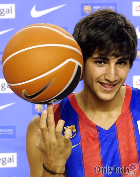Ricky Rubio (1990): thành viên đội bóng rổ Tây Ban Nha, mang vẻ đẹp đặc trưng của xứ sở bò tót. Ricky Rubio (1990): thành viên đội bóng rổ Tây Ban Nha, mang vẻ đẹp đặc trưng của xứ sở bò tót.