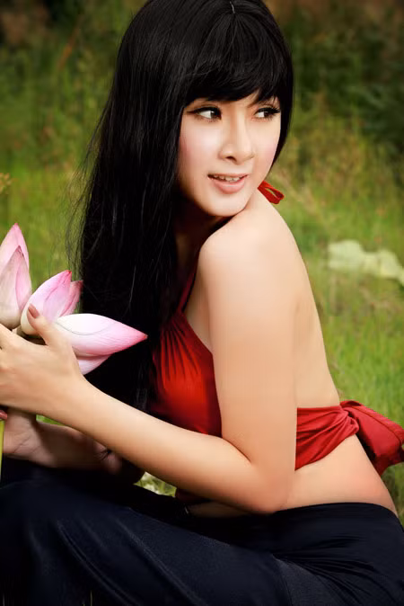 Angela Phương Trinh đánh dấu sự trưởng thành tuổi 17 bằng áo yếm. Angela Phương Trinh đánh dấu sự trưởng thành tuổi 17 bằng áo yếm.