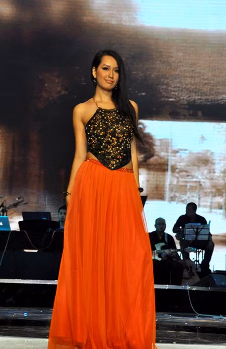 Hoàng My và Mai Phương Thúy đụng hàng thiết kế áo yếm gắn đá sexy. Hoàng My và Mai Phương Thúy đụng hàng thiết kế áo yếm gắn đá sexy.