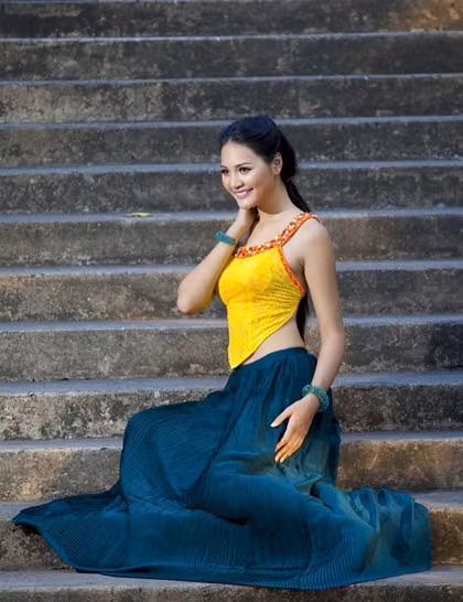 Người đẹp Hương Giang khoe da nâu dưới lớp áo vàng nổi bật. Người đẹp Hương Giang khoe da nâu dưới lớp áo vàng nổi bật.