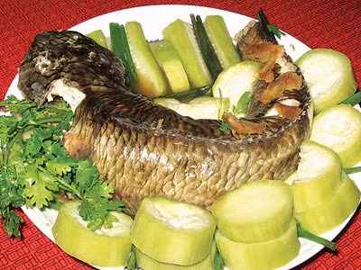 Hằng ngày ăn hai lần cá hấp: Cá chứa lượng acid béo omega-3 rất cao, nếu dùng phương pháp nướng và rán, dễ làm acid béo biến chất, cho nên, hấp cá là cách ăn lành mạnh nhất. 300g cá bằng phương pháp hấp mỗi tuần ăn 2 lần, trải qua 8 tuần có thể làm cholesterol “tốt” tăng lên 10%. Ngoài ra, ăn cá còn có thể làm giảm triglyceride trong máu.