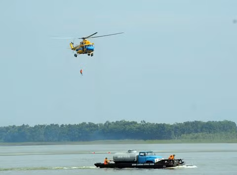 Lực lượng cứu hộ đã huy động lực lượng tại chỗ, lực lượng Lữ đoàn Công binh và Quân chủng Phòng không không quân, với 2 máy bay trực thăng, hàng chục phà, đốt cầu, xuồng cao tốc, thuyền cao su, xe tải, tham gia thị sát, thả hàng cứu trợ, lập cảng hàng không chuyên chở, cấp cứu người bị nạn, sơ tán nhân dân, vớt người và tài sản của người dân, phun hóa chất làm sạch môi trường… Lực lượng cứu hộ đã huy động lực lượng tại chỗ, lực lượng Lữ đoàn Công binh và Quân chủng Phòng không không quân, với 2 máy bay trực thăng, hàng chục phà, đốt cầu, xuồng cao tốc, thuyền cao su, xe tải, tham gia thị sát, thả hàng cứu trợ, lập cảng hàng không chuyên chở, cấp cứu người bị nạn, sơ tán nhân dân, vớt người và tài sản của người dân, phun hóa chất làm sạch môi trường…